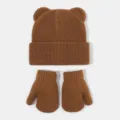 Detailansicht der niedlichen braunen Strickmütze mit Bärenohren und passenden Winterhandschuhen. - Karamellbraun