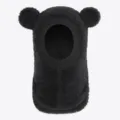 Nahaufnahme Detail der schwarzen Fleece Kinder Winter Sturmhaube mit süßem Bärenohren Design. - Einheitsgröße / Schwarz