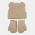 Detailaufnahme des süßen beigen Strickmützen und Handschuhe Sets mit niedlichen Bärenohren. - Khaki