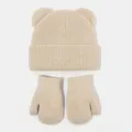 Nahaufnahme des niedlichen beigen Strick-Winterhuts mit Bärchenohren und passenden Fäustlingen. - S (0-6 Monate) / Hut und Handschuhe Set / Beige