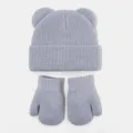 Nahaufnahme eines süßen Kinder Winter Strick Bärenohren Mütze und passenden Handschuhen. - S (0-6 Monate) / Hut und Handschuhe Set / Hellgrau