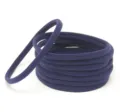 Nahaufnahme der dunkelblauen, nahtlosen elastischen Haarbänder, weiche Nylon-Textur. - Marineblau