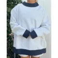 Sudadera gris oversize casual con ribete de lunares en azul marino y blanco. - S / Gris claro