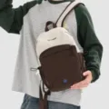 Detailansicht des lässigen Rucksacks mit Farbmix, Reißverschlusstasche und stabilen Schulterriemen. - Braun
