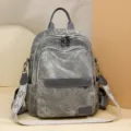 Zaino in tela grigia lavata con scomparti con zip e tracolla dal design etnico. - Grigio