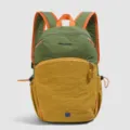 Lockerer Outdoor-Rucksack in Grün und Gelb mit orangefarbenen Trägern, robust für Reisen. - Gelb