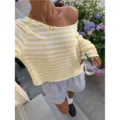 Geel-wit gestreepte gebreide trui met blote schouders, casual top met lange mouwen voor dames. - S / Lichtgeel