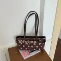 Braune Schultertasche mit Pünktchen, stylische Wildleder-Tasche mit Metallring-Gürtel für Damen. - Kaffee
