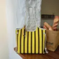 Borsa a tracolla in tela a righe gialle e marroni da donna, grande capacità borsa casual - Stile Con Ciondolo / Giallo con Ciondolo