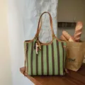 Borsa shopper in tela a righe verde e marrone, grande borsa a spalla casual da donna. - Stile Con Ciondolo / Verde con Pendente