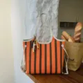 Borsa shopper in tela a righe arancione e marrone con ciondolo di perle, grande borsa casual. - Stile Con Ciondolo / Arancione Con Ciondolo