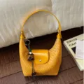Gelbe gewebte Hobo Schultertasche PU Leder Dumpling Tasche schicke Achseltasche mit Blumenanhänger - Mit Anhänger / Gelb