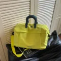 Primo piano della borsa da viaggio verde lime, grande capacità, design leggero per sport. - Giallo