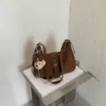 Bolso de hombro marrón estilo coreano retro dumpling con colgante de osito y hebilla elegante. - Marrón Con Colgante