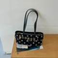 Schwarz-weiße Pünktchen Umhängetasche für Damen, elegante Schultertasche mit Metallringen. - Schwarz