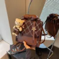 Zaino donna mini elegante per viaggi giornalieri e scuola, borsa casual autunnale con orsetto. - Con Ciondolo / Caffè