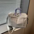 Grande borsa da viaggio con eleganti manici viola e dettagli con tracolla regolabile. - Grigio