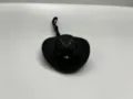 Nahaufnahme Detail eines Mini-schwarzen Cowboyhuts mit Riemen, ideal für Puppen- oder Autodekoration. - Hut / Schwarz