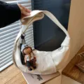 Witte slouchy schoudertas met poppenhangertje, casual retro Koreaanse stijl dumpling tas. - Beige Met Hanger