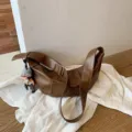 Bruine slouchy schoudertas, grote dumpling crossbody tas met schattige poppenhanger. - Bruin Met Hanger
