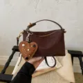 Sac bandoulière tissé marron vintage pour femme, sac oreiller élégant avec pendentif cœur. - Avec Pendentif / Café