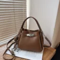 Sac seau marron tendance pour femme, sac à bandoulière en cuir texturé chic. - Marron avec pendentif