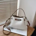 Sac seau mode femme blanc marron en cuir PU sac à main avec charm et bandoulière chic. - Blanc avec pendentif