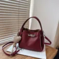 Sac seau élégant en cuir rouge pour femmes, sac bandoulière et porté main polyvalent. - Rouge avec Pendentif