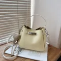 Sac seau jaune tendance pour femme avec poignee et bandouliere, joli pendentif coeur. - Jaune avec Pendentif