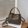 Sac seau élégant en cuir synthétique pour femme sac bandoulière porté épaule tendance - Khaki avec Pendentif