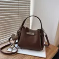 Sac seau en cuir texture marron pour femme sac bandouliere epaule chic et tendance. - Café avec Pendentif