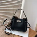 Sac seau noir élégant en cuir pour femme, sac porté épaule et bandoulière avec verrou métal. - Noir Avec Pendentif