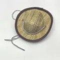 Mini cappello da cowboy in paglia per animali con bordo marrone e cordino argento leggero. - Multicolore