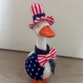 Statua di oca in ceramica patriottica con cappello a cilindro e gilet della bandiera USA. - Piccolo cilindro e vestiti