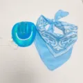 Set cappello da cowboy iridescente blu e bandana paisley per accessori costumi peluche. - Set (Cappello, Sciarpa & Gonna) / Blu