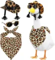 Dettaglio costume oca da portico stampa leopardata con cappello da cowboy trecce e sciarpa. - Set Standard / Stampa leopardata