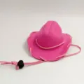 Detalle en primer plano del sombrero de vaquero rosa para mascotas con cordón ajustable. - Rosa rojo