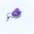 Vista dettagliata del mini cappello da cowboy viola con corona argentata e bordo glitter. - Cappello a corona viola