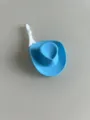 Mini cappello da cowboy in plastica blu con cordino elastico, ideale per decorare auto e bambole. - Laccio sottogola bianco / Celeste