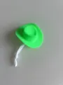 Primo piano dettagliato di un cappello da cowboy in miniatura verde brillante con cordino. - Laccio sottogola bianco / Verde