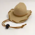 Vista detallada de mini sombrero de vaquero para mascota en fieltro beige con cordón ajustable. - Caqui
