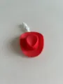 Mini cappello da cowboy rosso in plastica con cordino elastico per decorazioni. - Laccio sottogola bianco / Rosso
