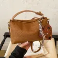 Sac à main rétro tissé marron pour femme, élégant sac bandoulière avec charme de cœur. - Avec Pendentif / Marron