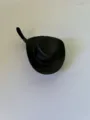 Mini cappello da cowboy in plastica nera, accessorio carino da bambola per decorazione. - Laccio sottogola bianco / Nero