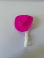 Mini cappello da cowboy in plastica rosa con elastico bianco regolabile per decoro statuetta. - Laccio sottogola bianco / Rosso rosa