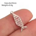 Edelstahl Fisch Anhänger Charms, kleiner silberner Metall Schmuck DIY Zubehör für Ketten. - Kleiner Fischstil(DY1582-1) / 1 Stück/Packung (6x19mm) / Stahlfarben