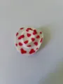 Mini cappello da cowboy in plastica con motivi a cuore rosso, ideale per decorazioni di bambole. - Laccio sottogola bianco / Bianco con venature rosse