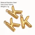 Ciondolo Lettera K in Acciaio Inossidabile Oro Accessorio Gioiello DIY 11x16mm Stile Semplice - Ciondolo Lettera K / Oro