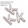 Ciondolo con lettera K in acciaio inossidabile per creazione di gioielli fai da te 11x16mm. - Ciondolo Lettera K / Argento