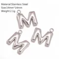 Ciondolo con lettera M in acciaio inossidabile accessori DIY 14x14mm charm minimalista - Ciondolo Lettera M / Argento